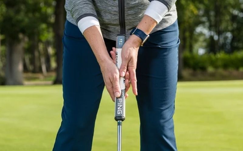 cầm gậy golf putter