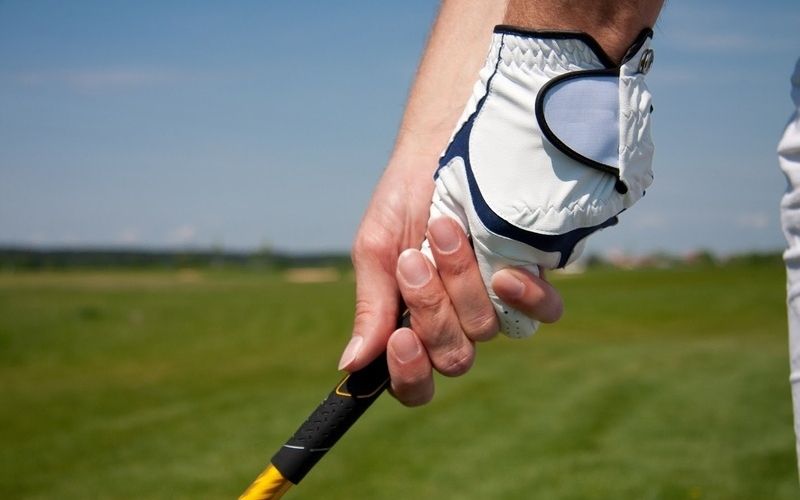 cầm gậy golf bằng tay trái