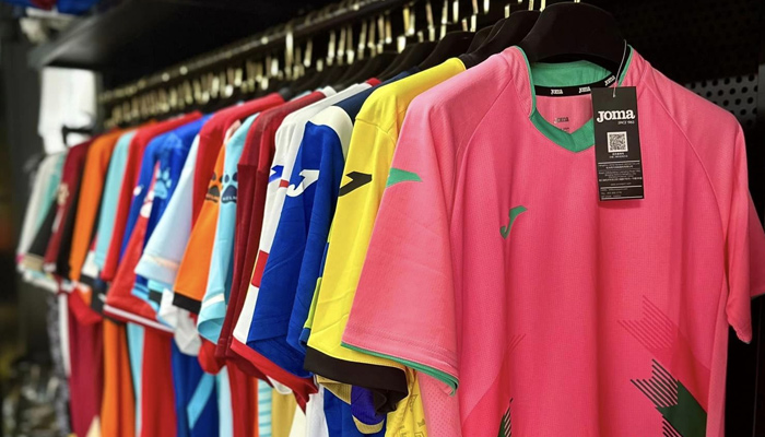 Đa dạng mẫu thiết kế áo bóng đá có sẵn trong kho và trưng bày tại cửa hàng